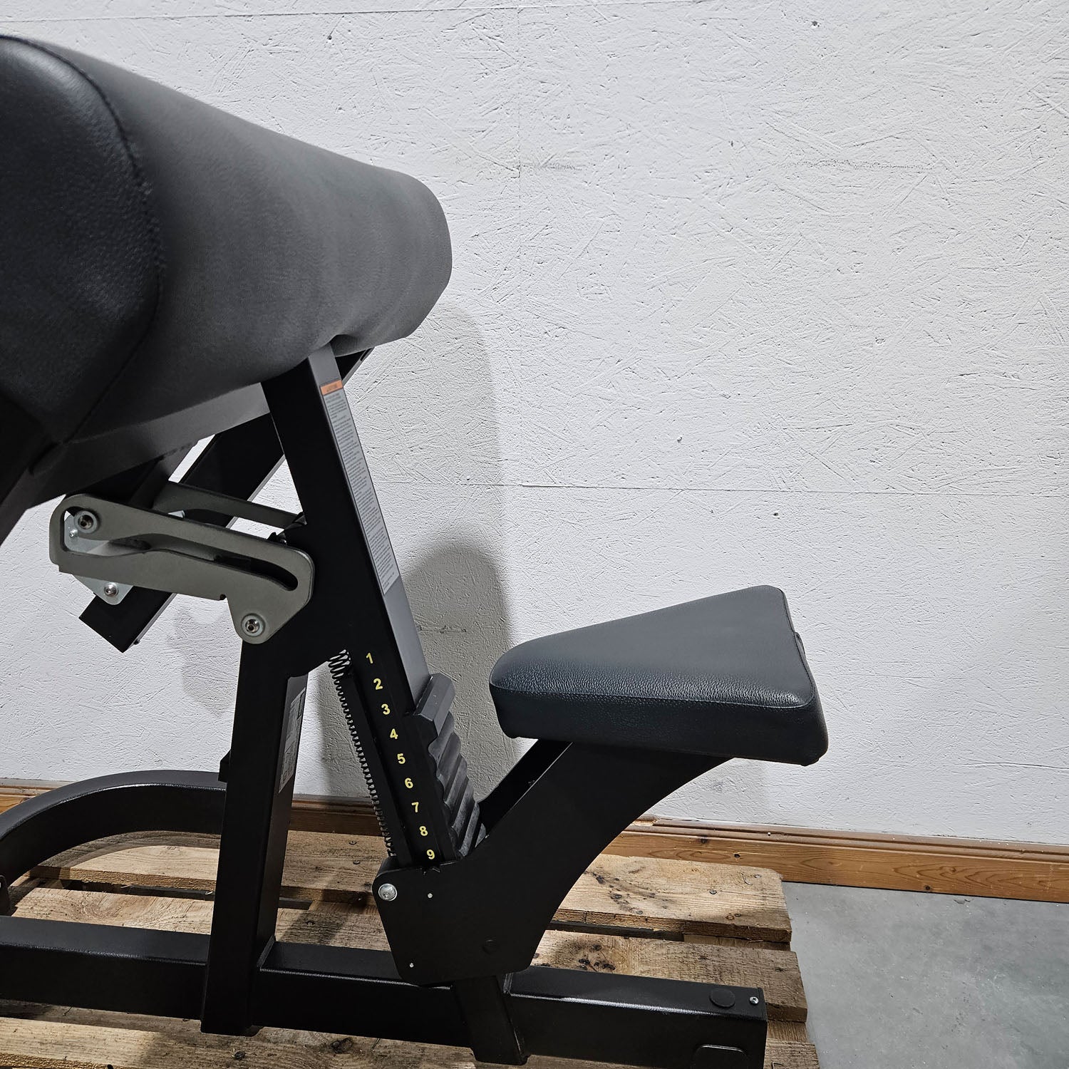 TechnoGym Pure Strength Scott Bench Scottcurl Bank, Bizeps Trainingsbank, Farbe Schwarz, gebraucht - überholter Zustand - Image 6