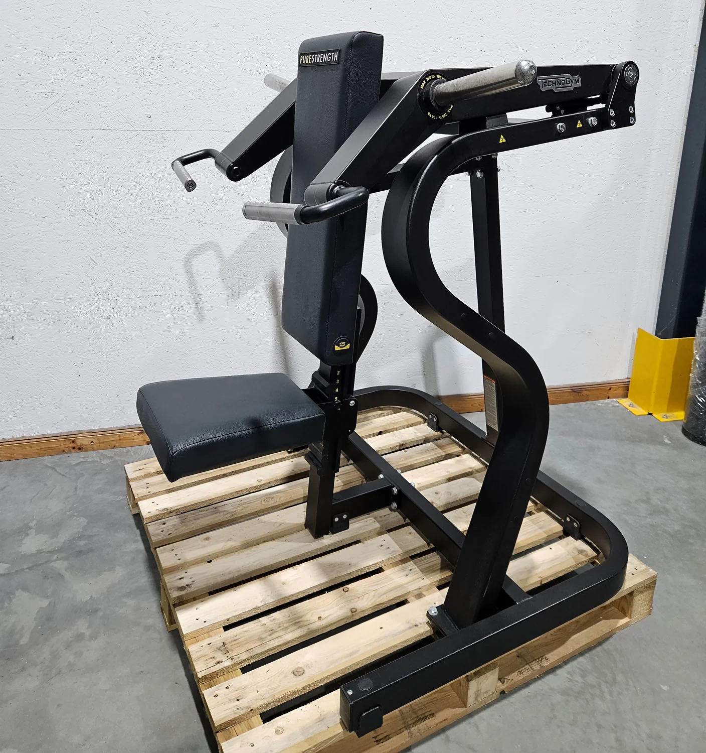 TechnoGym Pure Strength Shoulder Press, Schulterpresse Plate loaded, Farbe Schwarz, gebraucht - überholter Zustand - Image 2