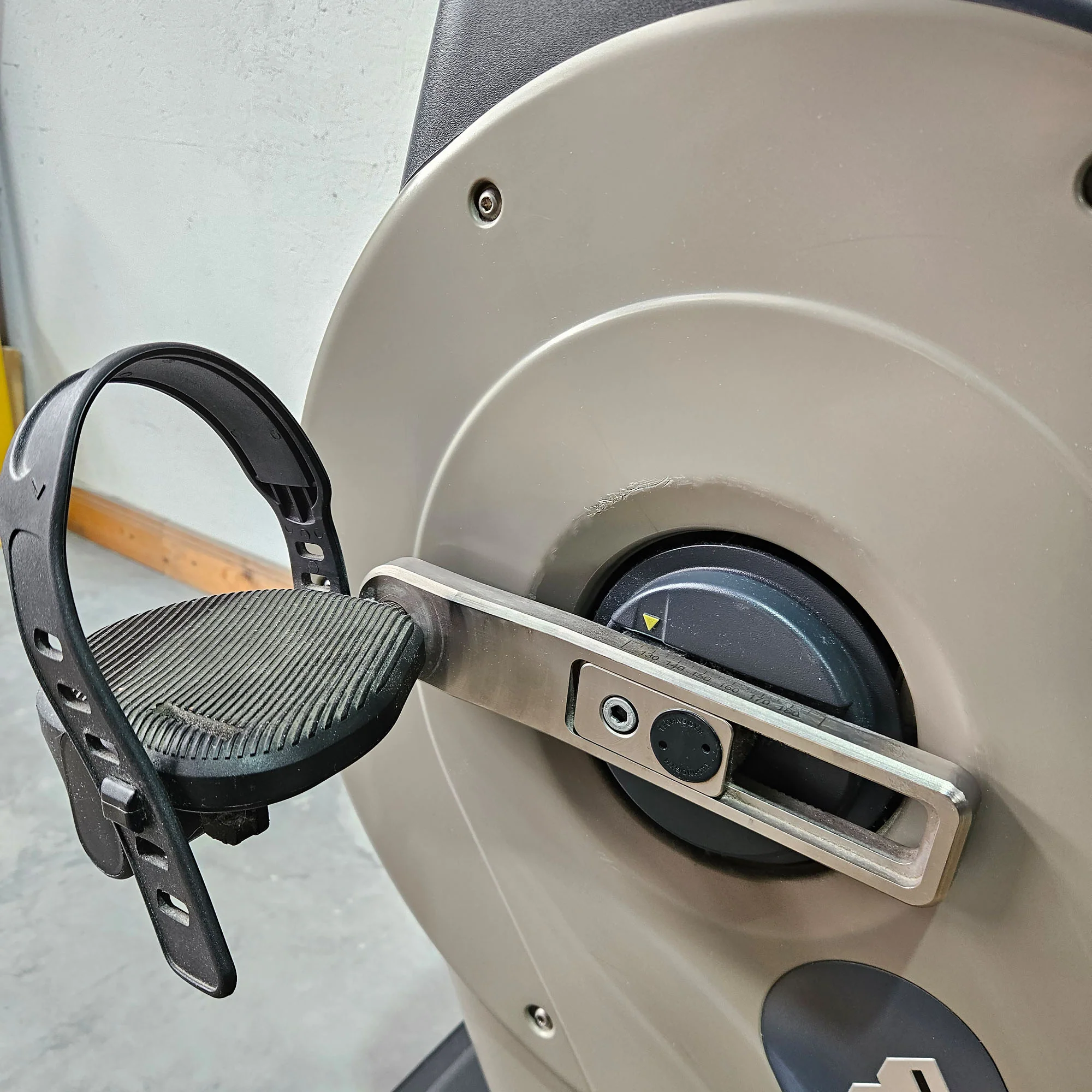 TechnoGym Recumbent Excite Line Recline 500, LED Display, verstellbare Pedalarme, ohne Handpuls, Polster Rot-Braun, gebraucht - überholter Zustand - Image 10
