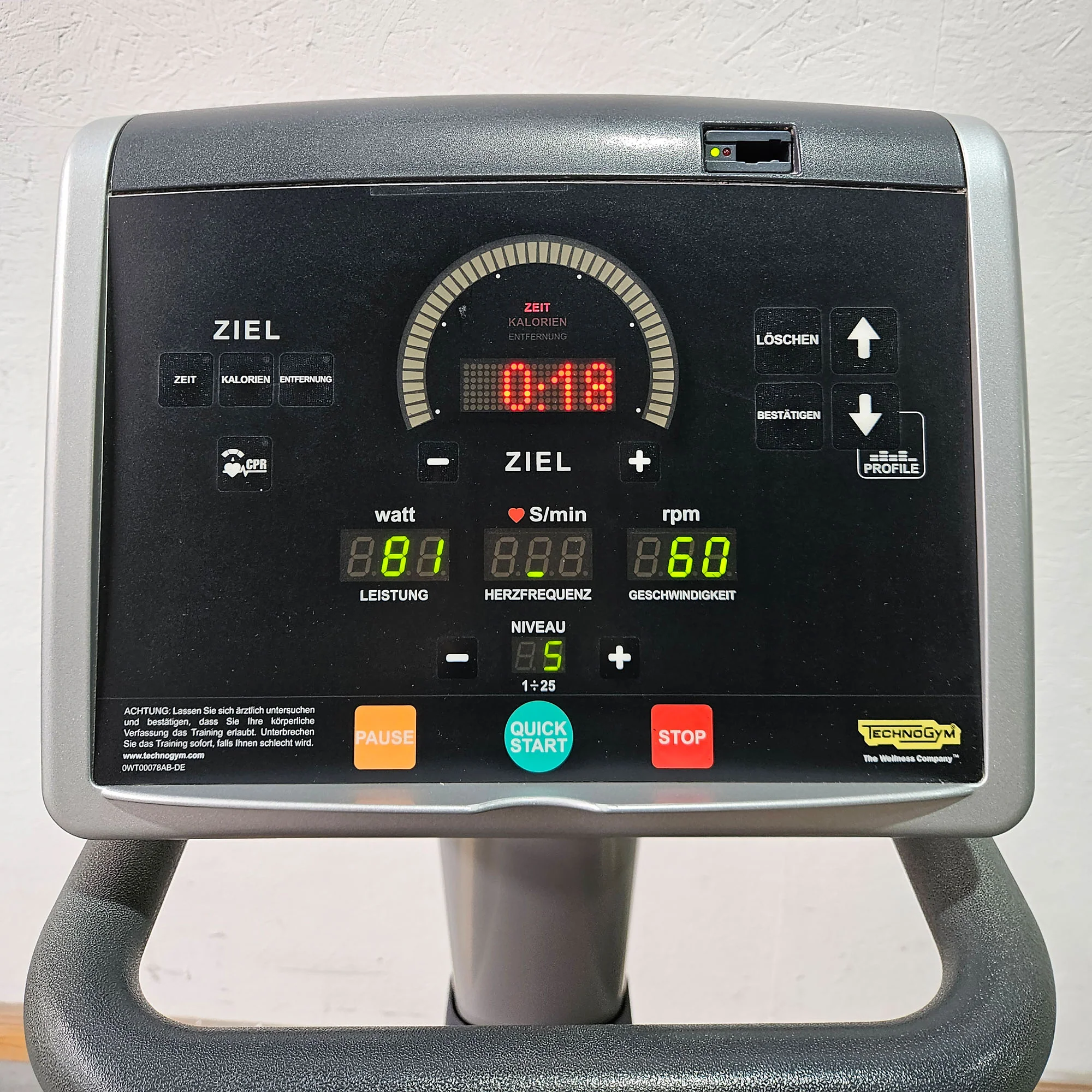 TechnoGym Recumbent Excite Line Recline 500, LED Display, verstellbare Pedalarme, ohne Handpuls, Polster Rot-Braun, gebraucht - überholter Zustand - Image 12
