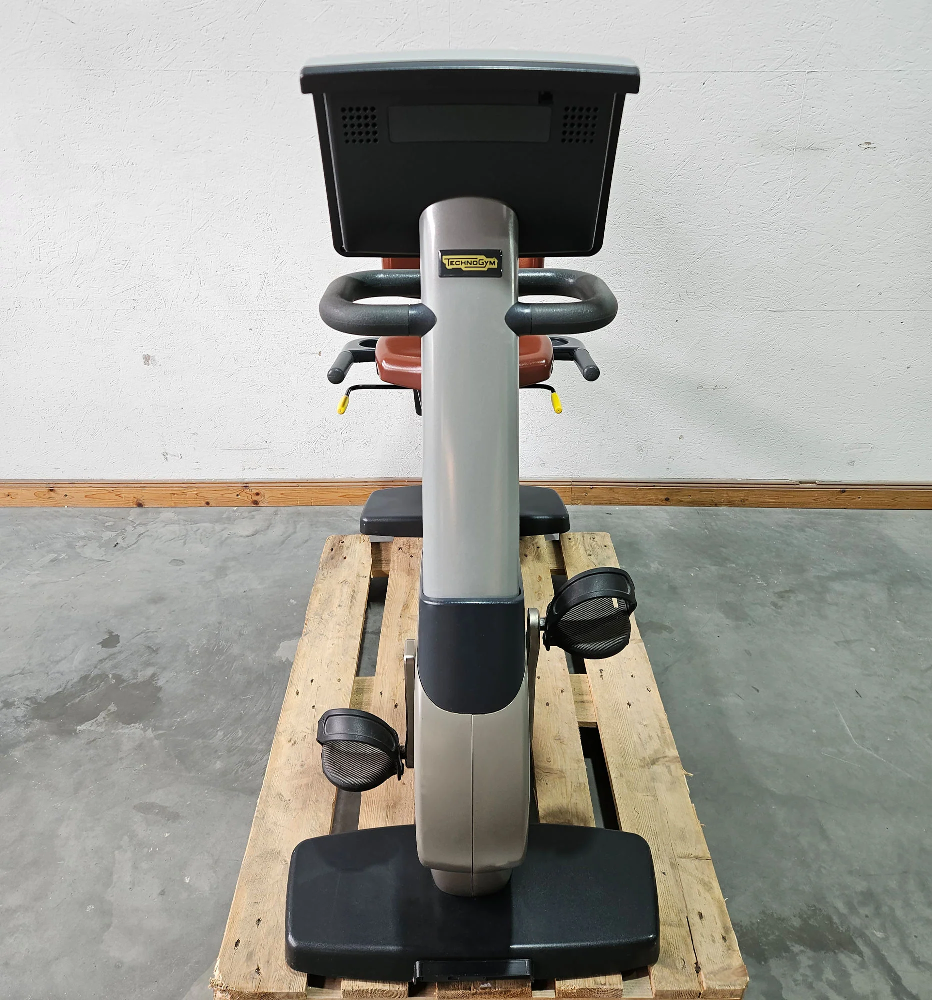 TechnoGym Recumbent Excite Line Recline 500, LED Display, verstellbare Pedalarme, ohne Handpuls, Polster Rot-Braun, gebraucht - überholter Zustand - Image 2