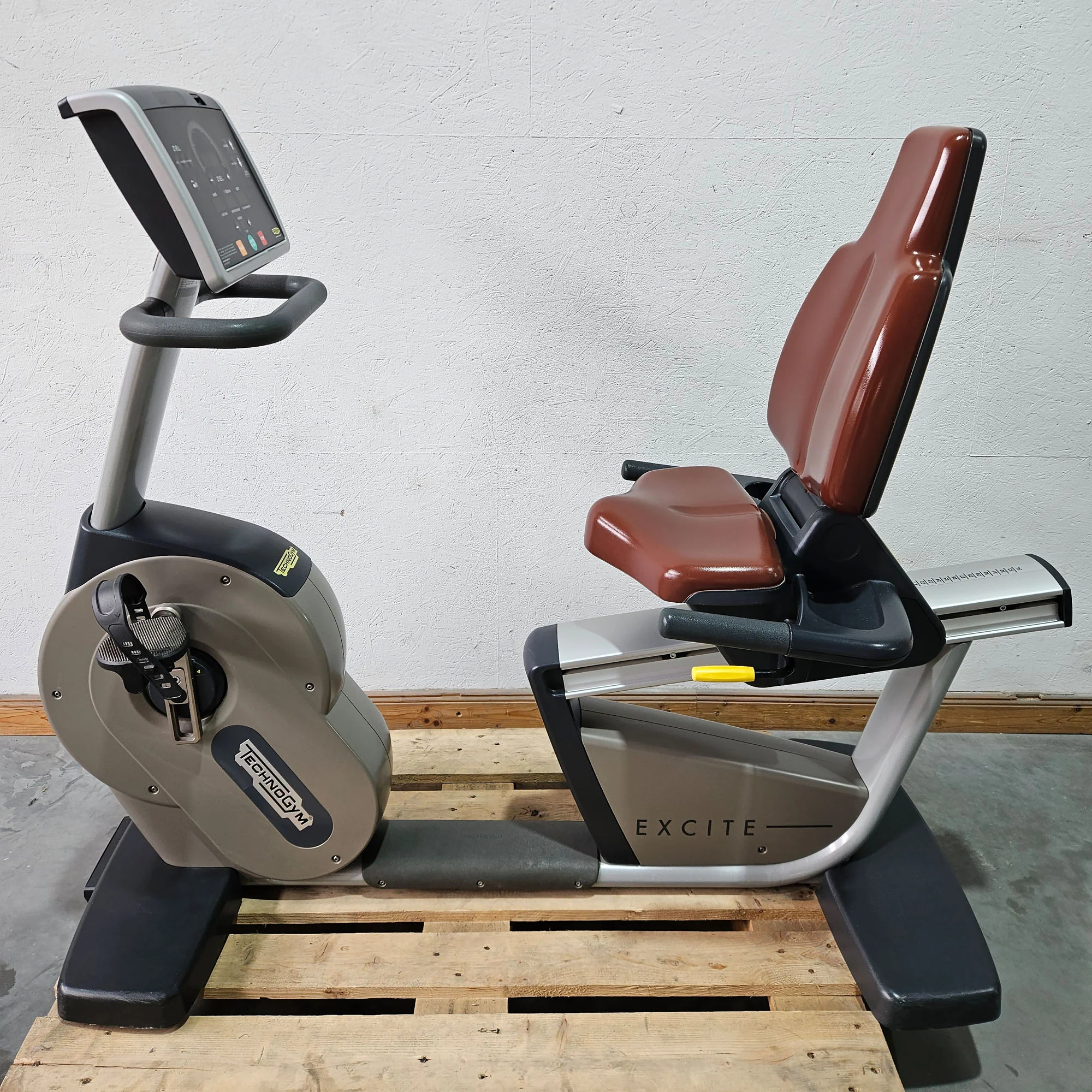 TechnoGym Recumbent Excite Line Recline 500, LED Display, verstellbare Pedalarme, ohne Handpuls, Polster Rot-Braun, gebraucht - überholter Zustand - Image 3