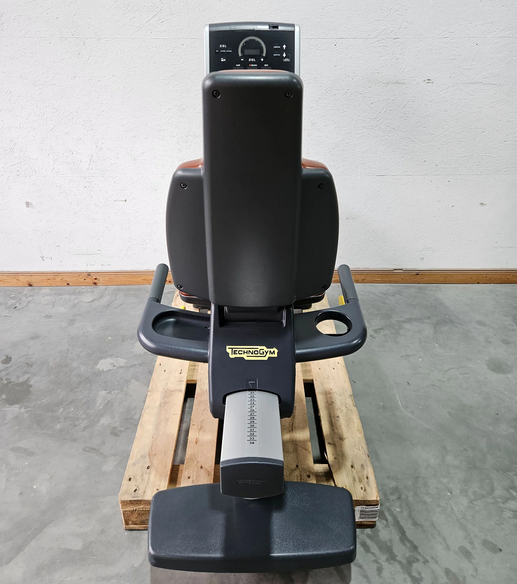 TechnoGym Recumbent Excite Line Recline 500, LED Display, verstellbare Pedalarme, ohne Handpuls, Polster Rot-Braun, gebraucht - überholter Zustand - Image 4