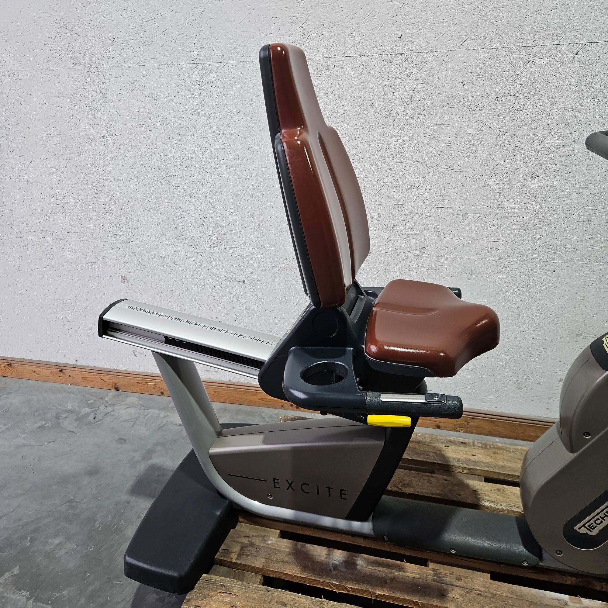 TechnoGym Recumbent Excite Line Recline 500, LED Display, verstellbare Pedalarme, ohne Handpuls, Polster Rot-Braun, gebraucht - überholter Zustand - Image 5