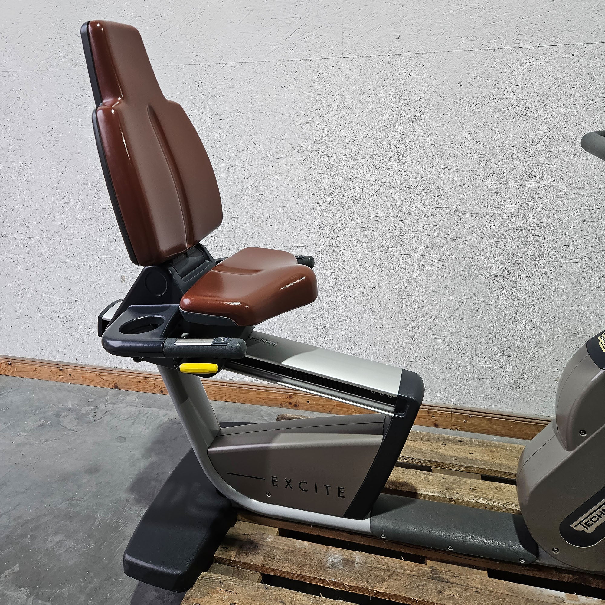 TechnoGym Recumbent Excite Line Recline 500, LED Display, verstellbare Pedalarme, ohne Handpuls, Polster Rot-Braun, gebraucht - überholter Zustand - Image 6