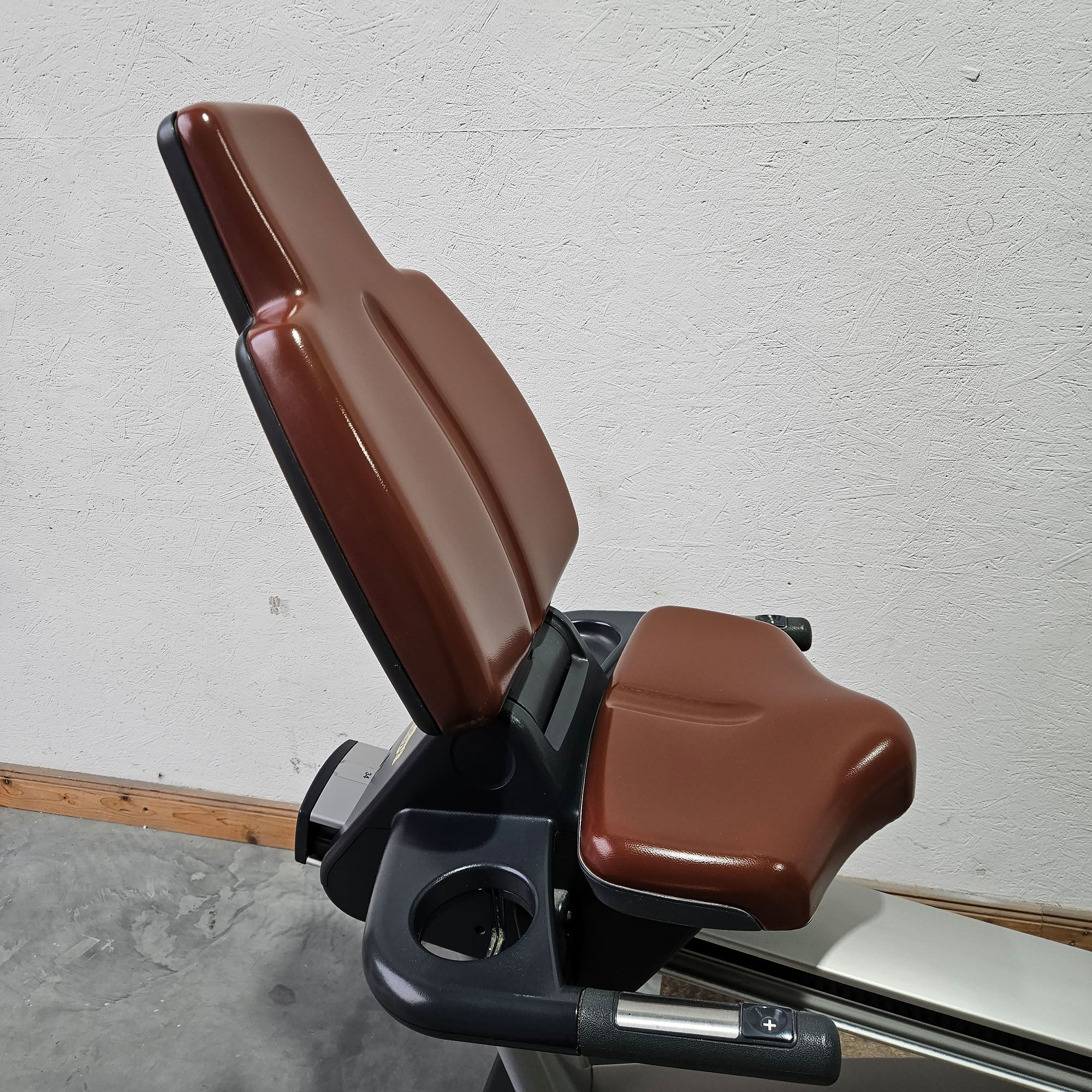 TechnoGym Recumbent Excite Line Recline 500, LED Display, verstellbare Pedalarme, ohne Handpuls, Polster Rot-Braun, gebraucht - überholter Zustand - Image 7
