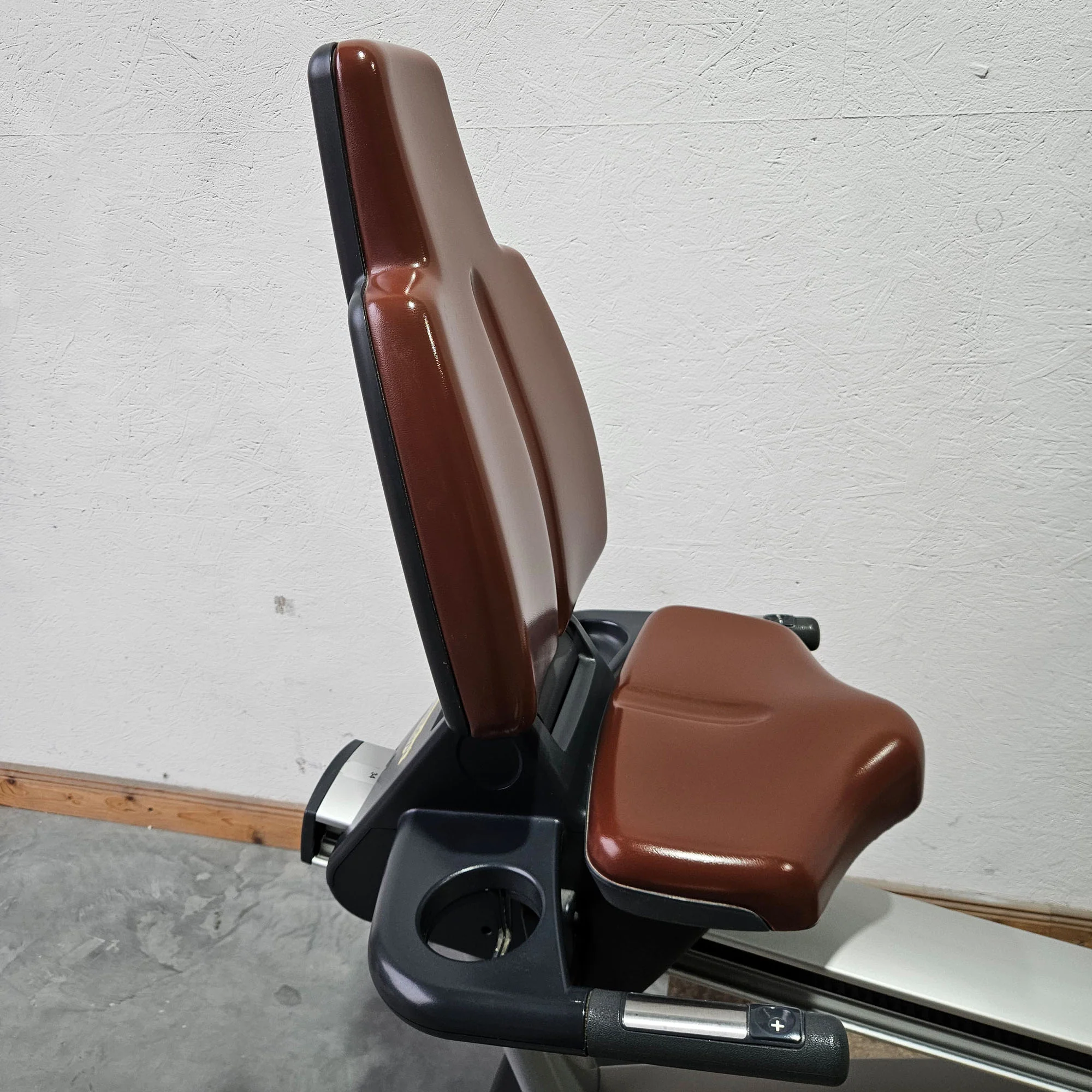 TechnoGym Recumbent Excite Line Recline 500, LED Display, verstellbare Pedalarme, ohne Handpuls, Polster Rot-Braun, gebraucht - überholter Zustand - Image 8
