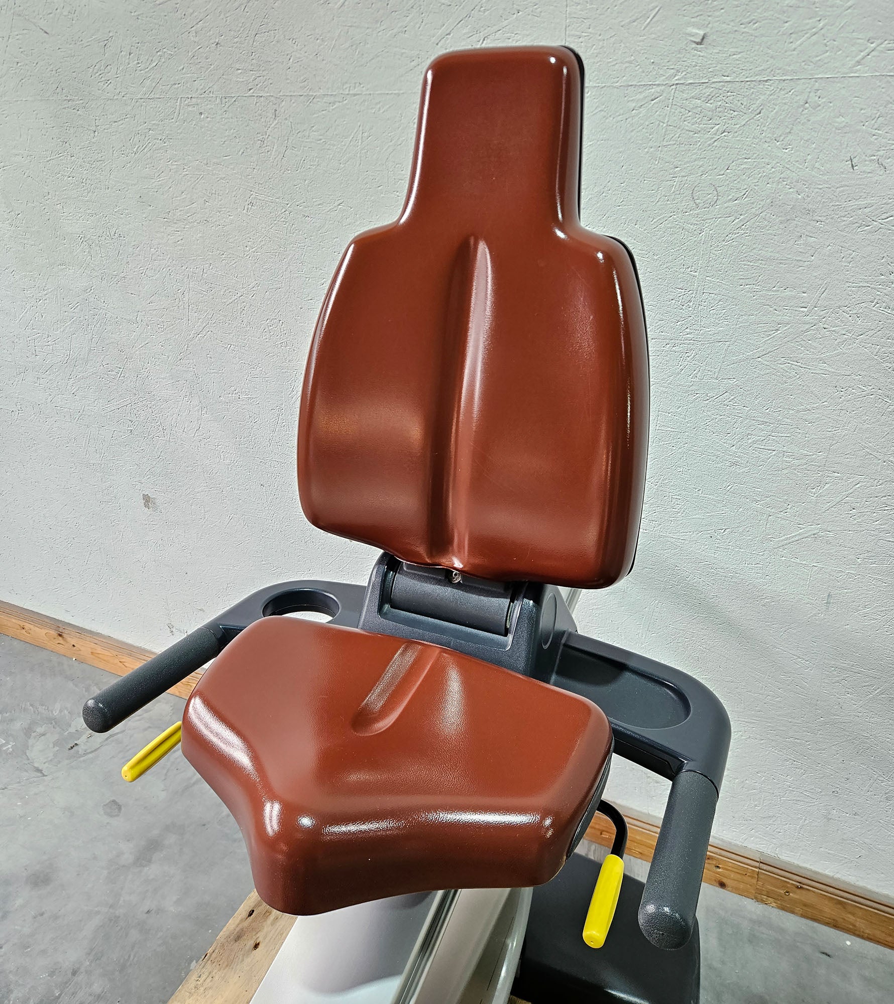 TechnoGym Recumbent Excite Line Recline 500, LED Display, verstellbare Pedalarme, ohne Handpuls, Polster Rot-Braun, gebraucht - überholter Zustand - Image 9