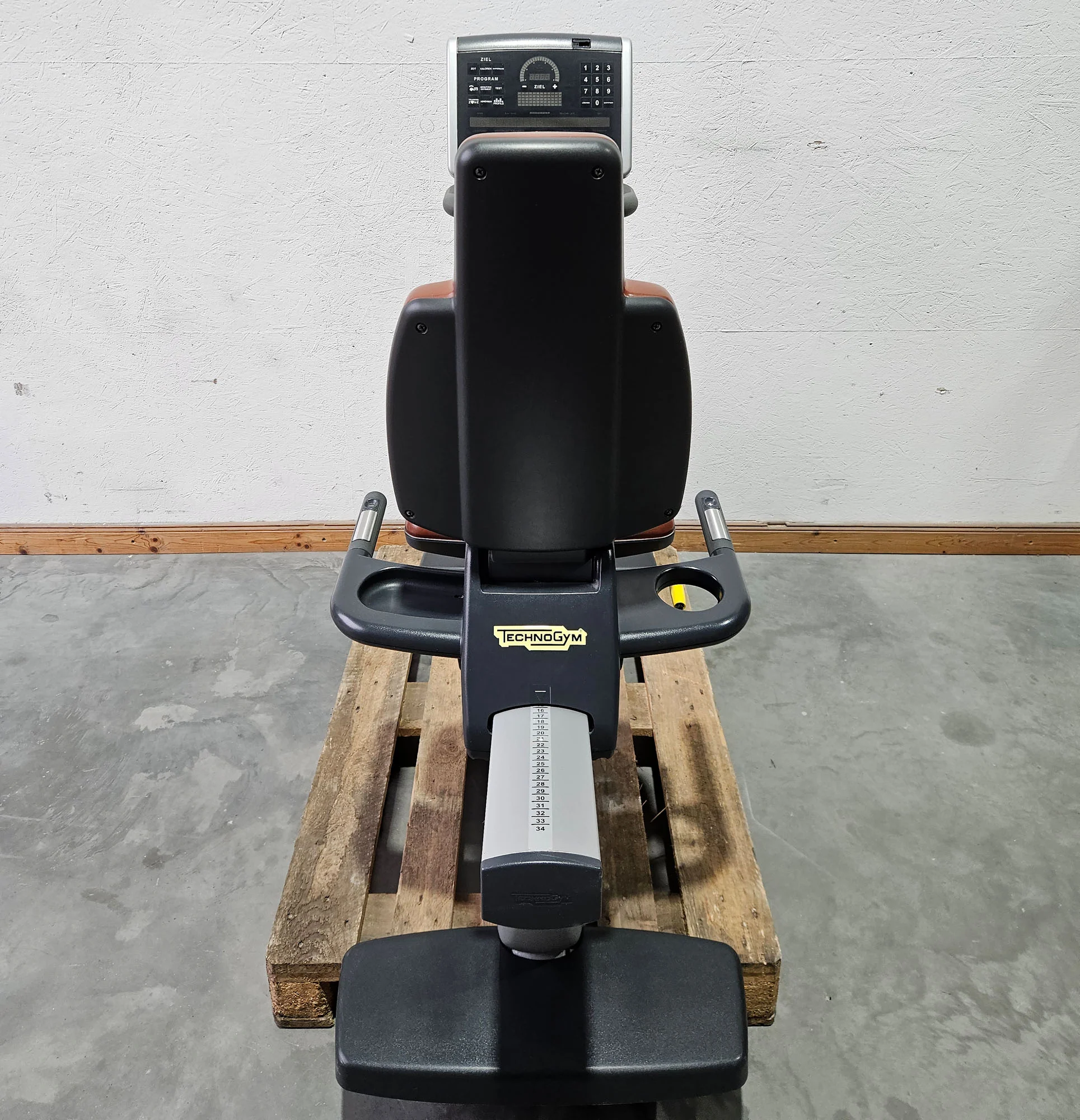 TechnoGym Recumbent Excite Line Recline 700, LED Display, mit Handpuls, Polster Rot-Braun, gebraucht - überholter Zustand - Image 4