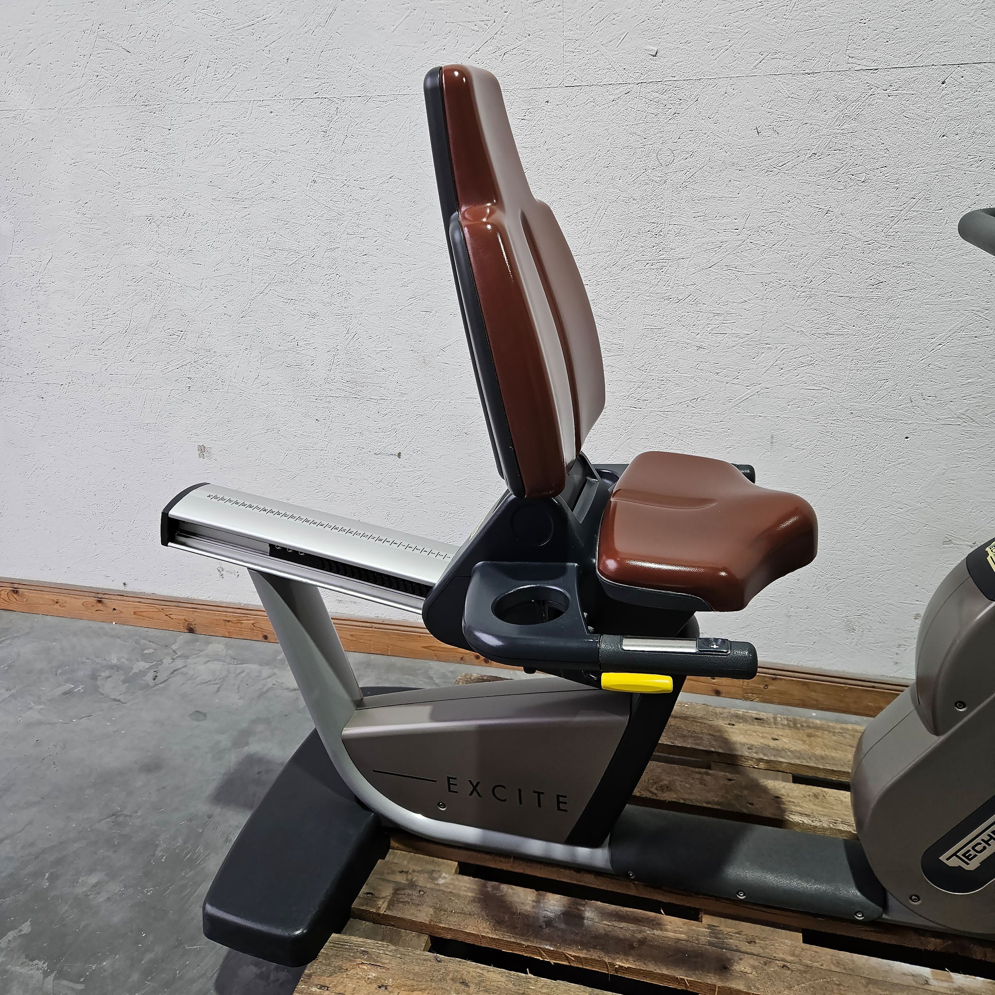 TechnoGym Recumbent Excite Line Recline 700, LED Display, mit Handpuls, Polster Rot-Braun, gebraucht - überholter Zustand - Image 5