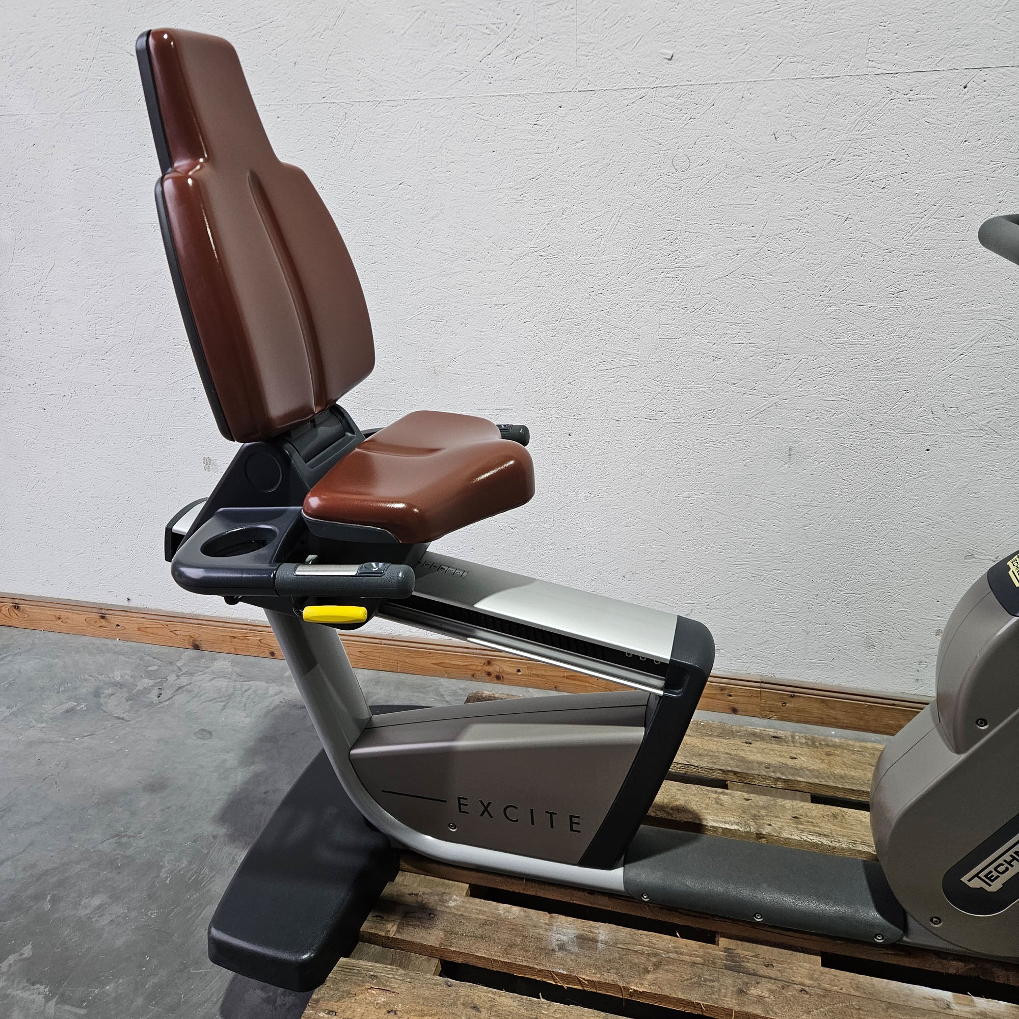 TechnoGym Recumbent Excite Line Recline 700, LED Display, mit Handpuls, Polster Rot-Braun, gebraucht - überholter Zustand - Image 6