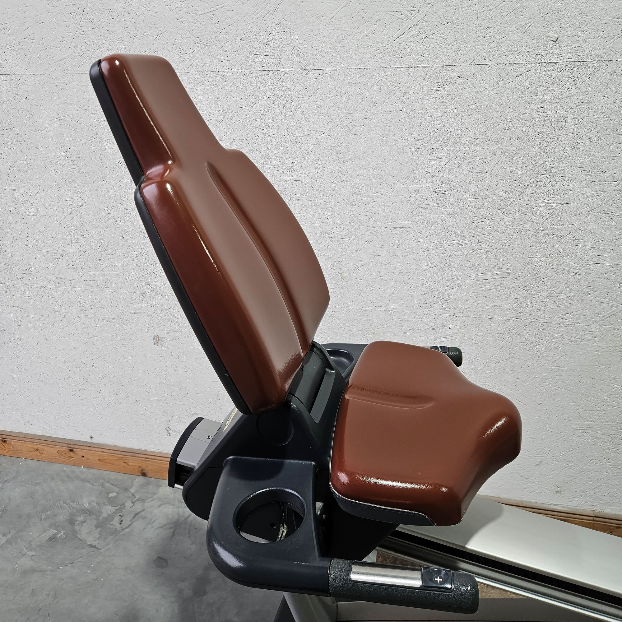 TechnoGym Recumbent Excite Line Recline 700, LED Display, mit Handpuls, Polster Rot-Braun, gebraucht - überholter Zustand - Image 7