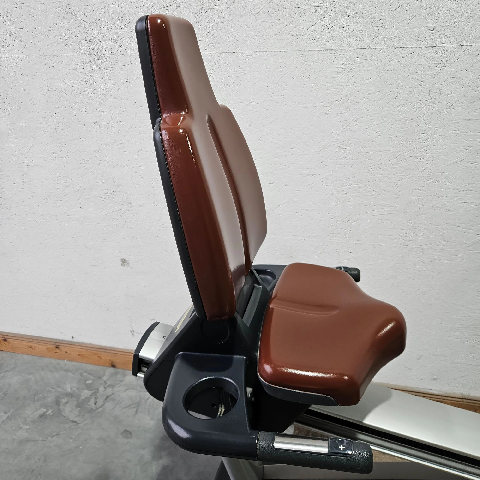 TechnoGym Recumbent Excite Line Recline 700, LED Display, mit Handpuls, Polster Rot-Braun, gebraucht - überholter Zustand - Image 8