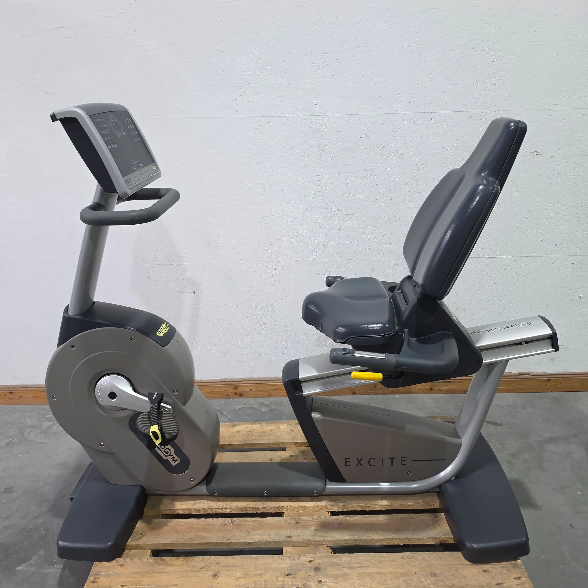 TechnoGym Recumbent Excite Line Recline 700, LED Display, normale Pedalarme, mit Handpuls, Polster Dunkelblau, gebraucht - überholter Zustand - Image 3