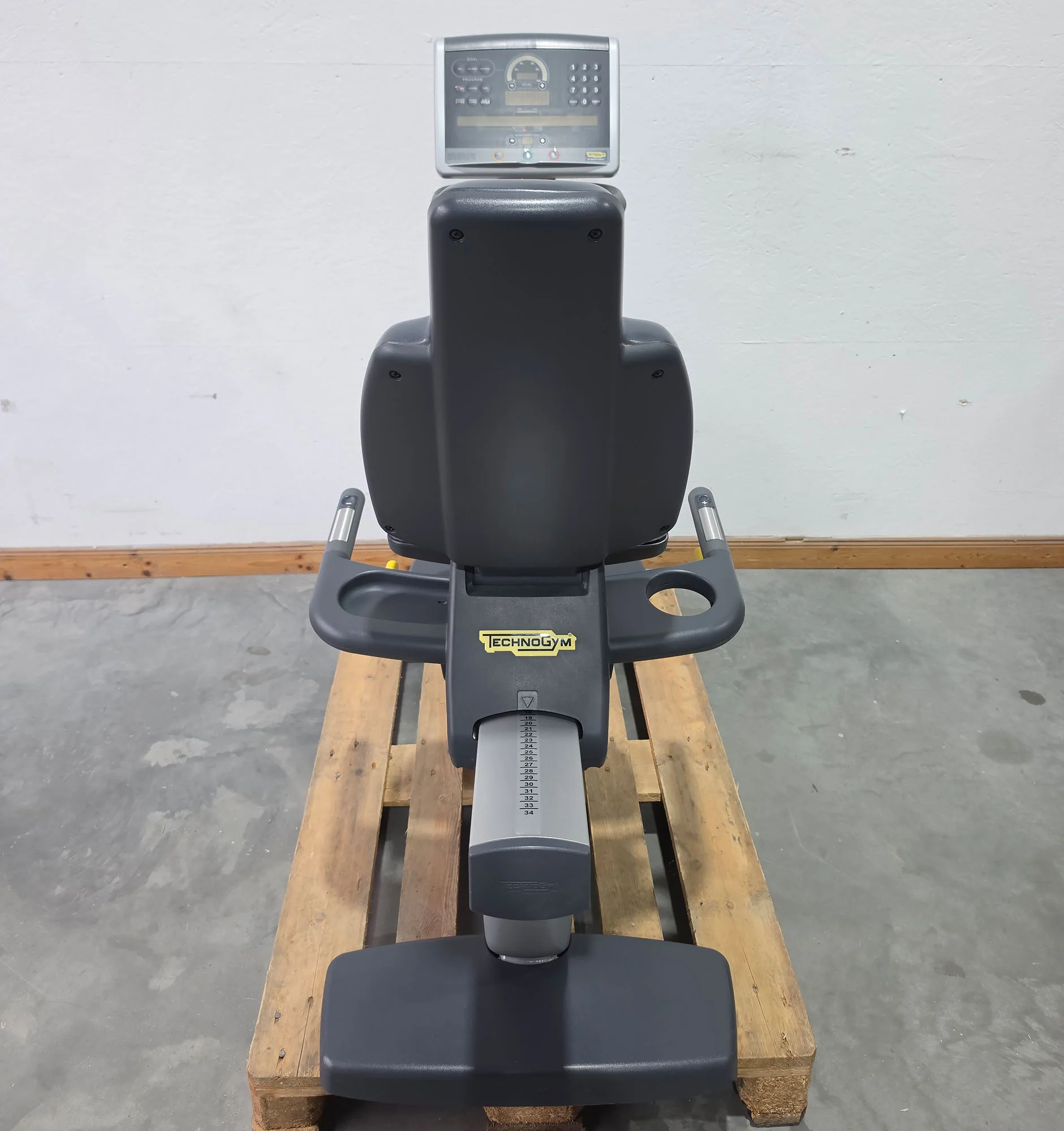 TechnoGym Recumbent Excite Line Recline 700, LED Display, normale Pedalarme, mit Handpuls, Polster Dunkelblau, gebraucht - überholter Zustand - Image 4