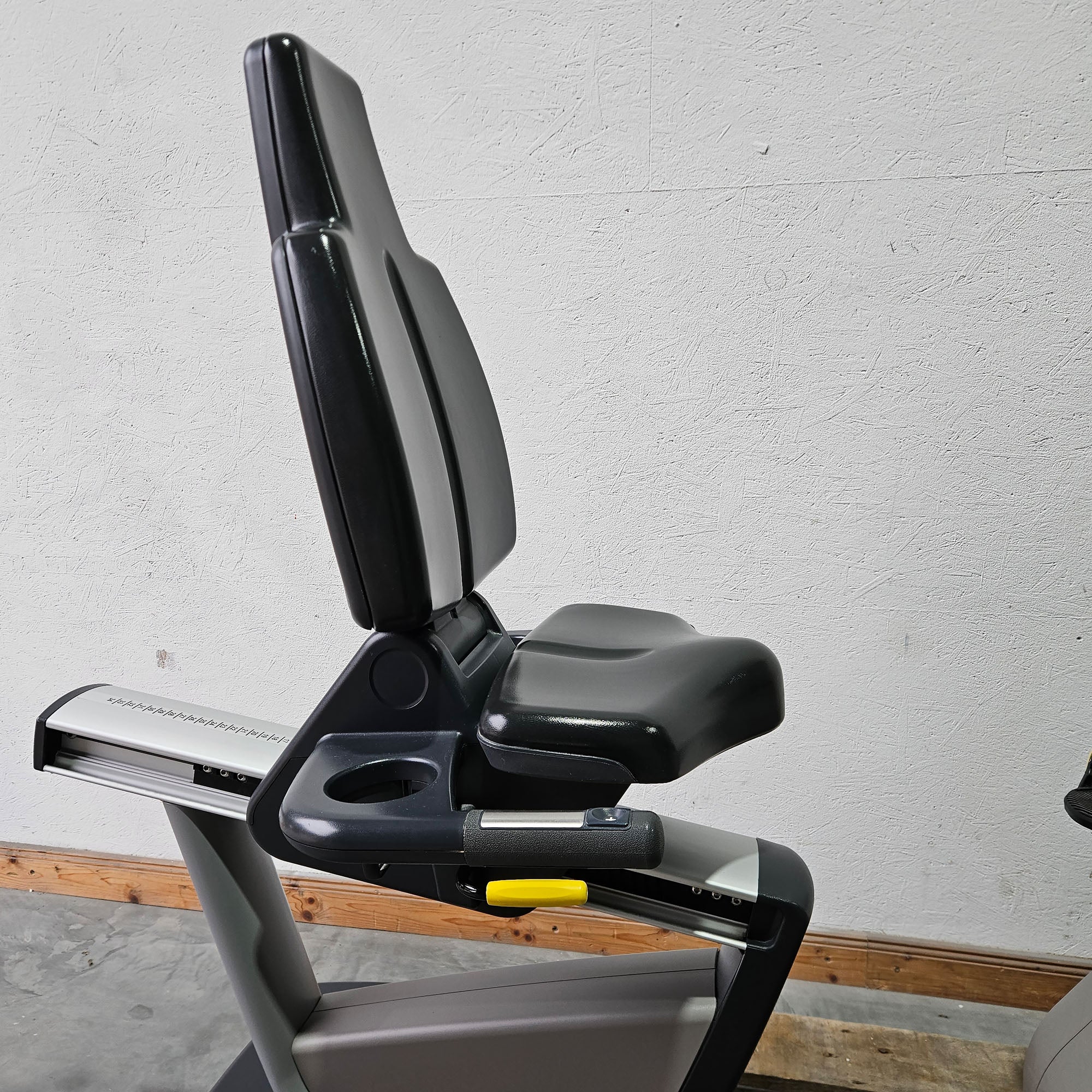 TechnoGym Recumbent Excite Line Recline 700, LED Display, normale Pedalarme, mit Handpuls, Polster Dunkelblau, gebraucht - überholter Zustand - Image 5