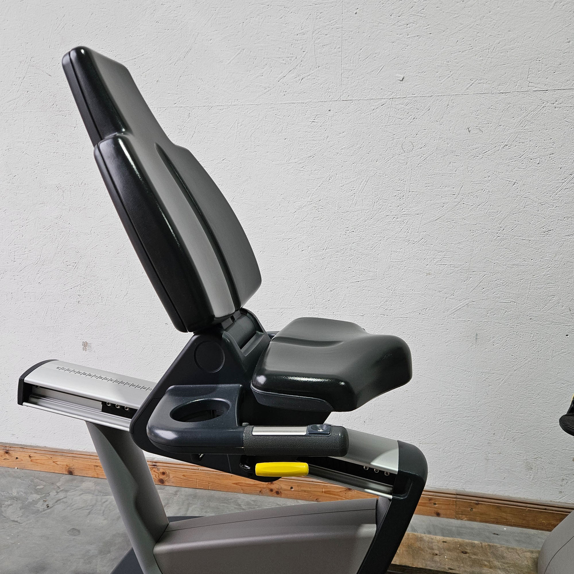 TechnoGym Recumbent Excite Line Recline 700, LED Display, normale Pedalarme, mit Handpuls, Polster Dunkelblau, gebraucht - überholter Zustand - Image 6