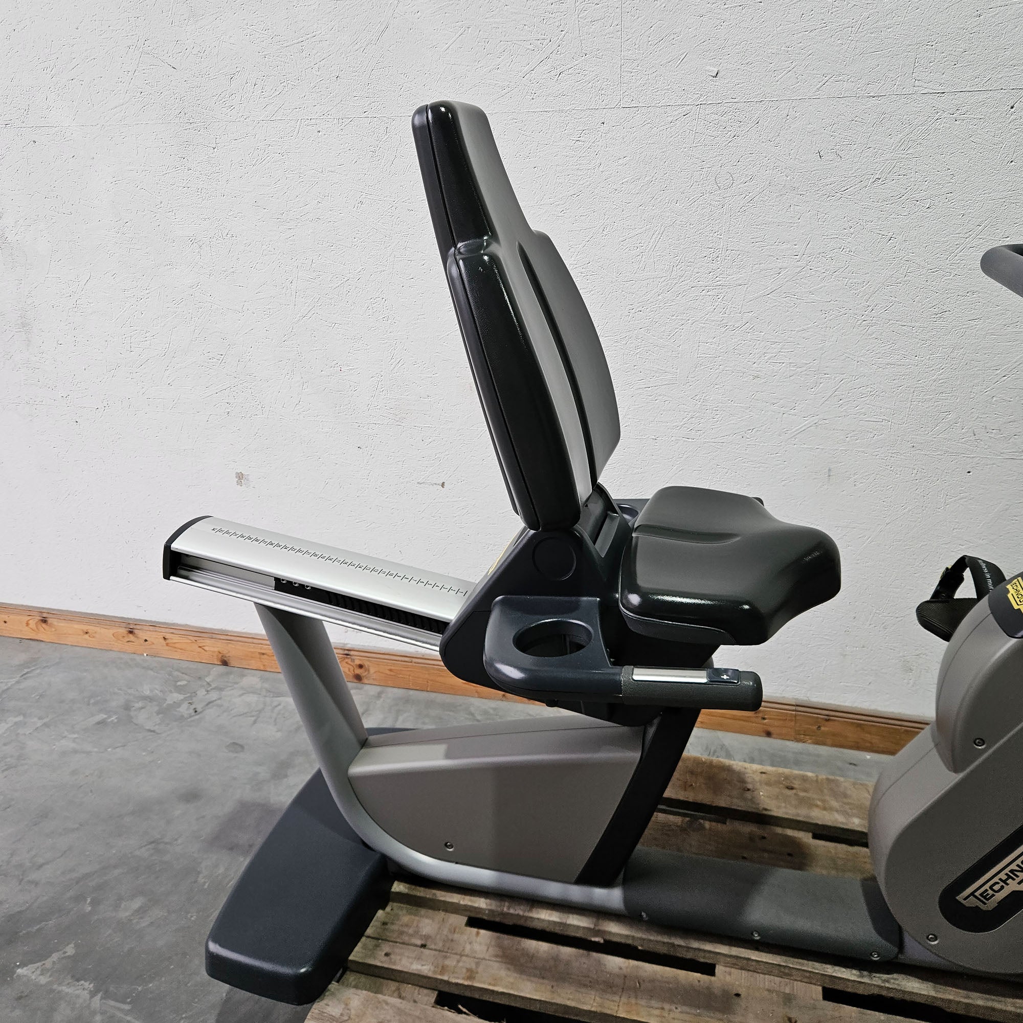 TechnoGym Recumbent Excite Line Recline 700, LED Display, normale Pedalarme, mit Handpuls, Polster Dunkelblau, gebraucht - überholter Zustand - Image 7