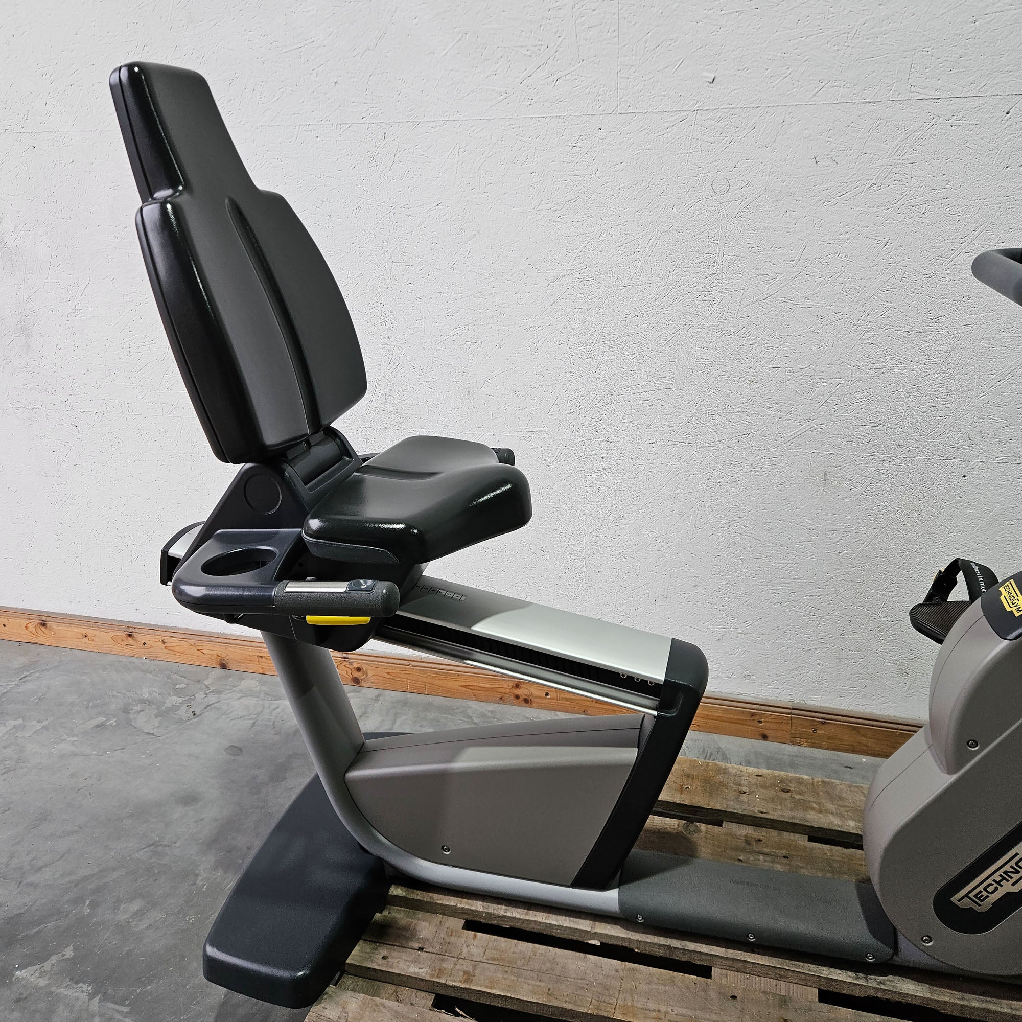TechnoGym Recumbent Excite Line Recline 700, LED Display, normale Pedalarme, mit Handpuls, Polster Dunkelblau, gebraucht - überholter Zustand - Image 8