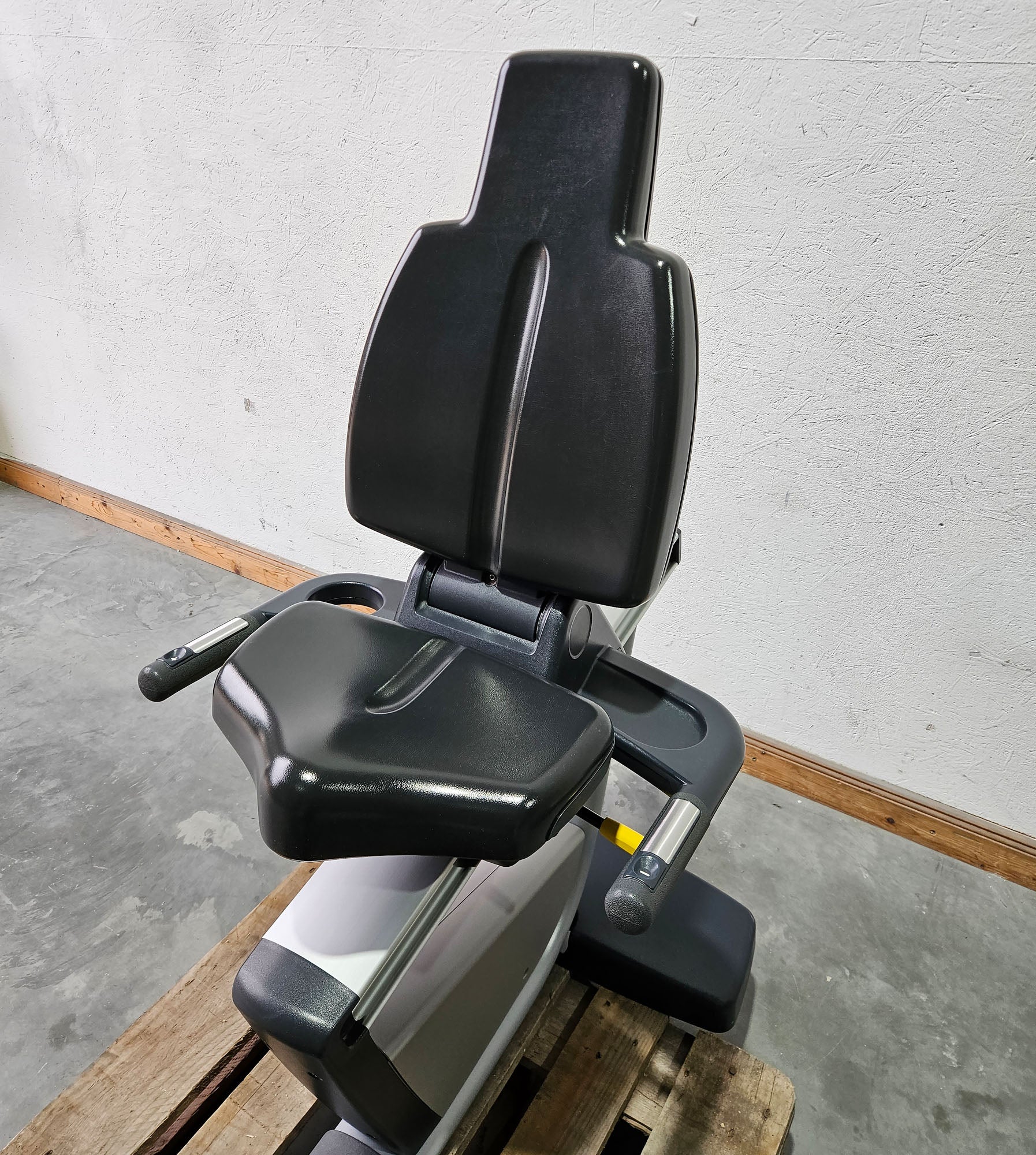 TechnoGym Recumbent Excite Line Recline 700, LED Display, normale Pedalarme, mit Handpuls, Polster Dunkelblau, gebraucht - überholter Zustand - Image 9