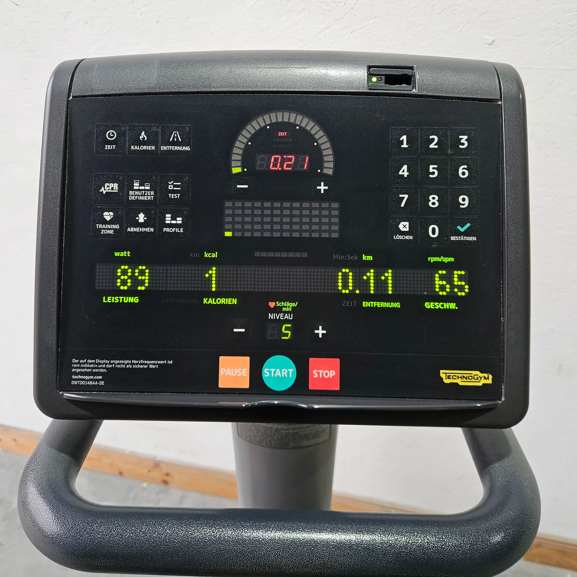 TechnoGym Recumbent Excite Line Recline 700, LED Display, verstellbare Pedalarme, mit Handpuls, Polster Schwarz, gebraucht - überholter Zustand - Image 10