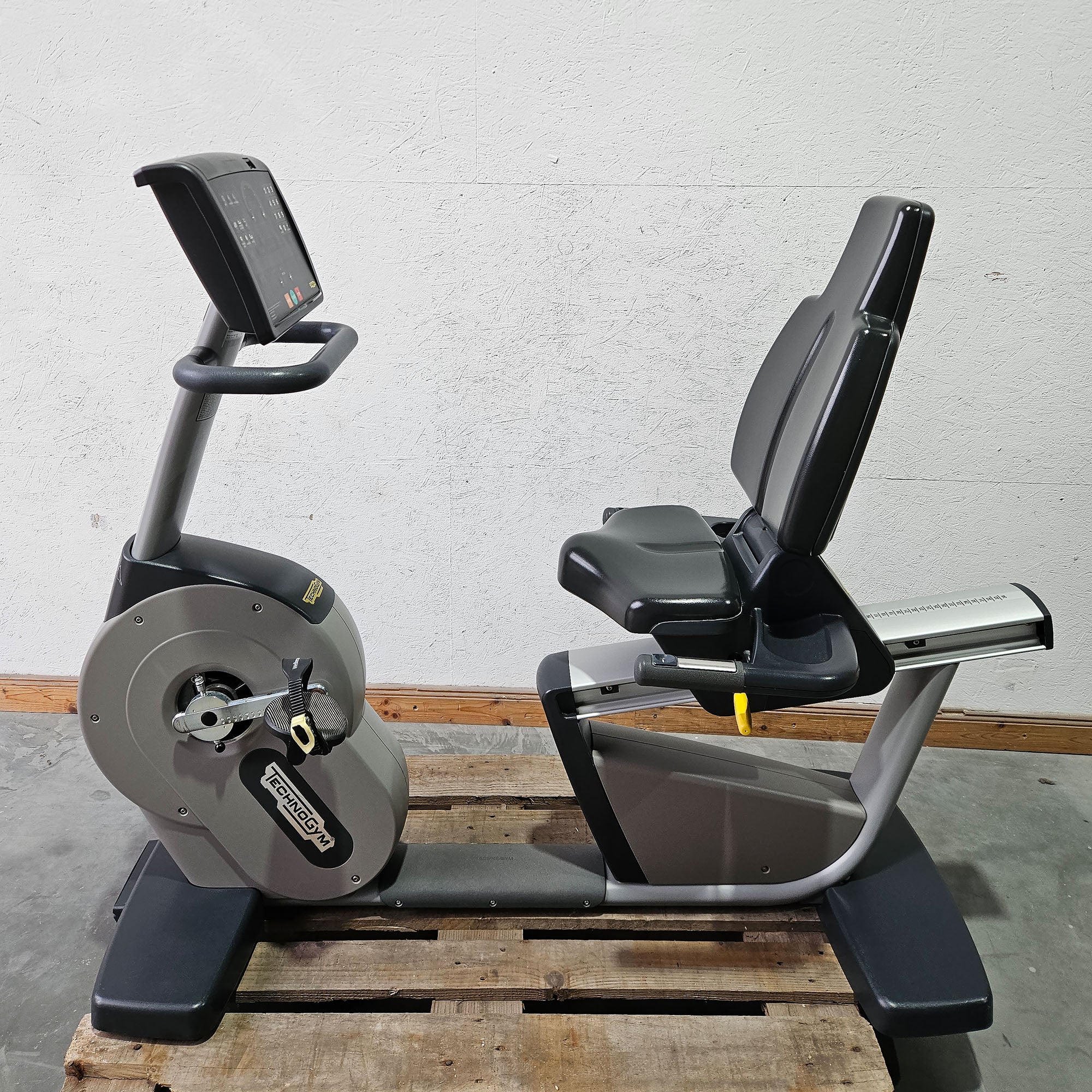 TechnoGym Recumbent Excite Line Recline 700, LED Display, verstellbare Pedalarme, mit Handpuls, Polster Schwarz, gebraucht - überholter Zustand - Image 3