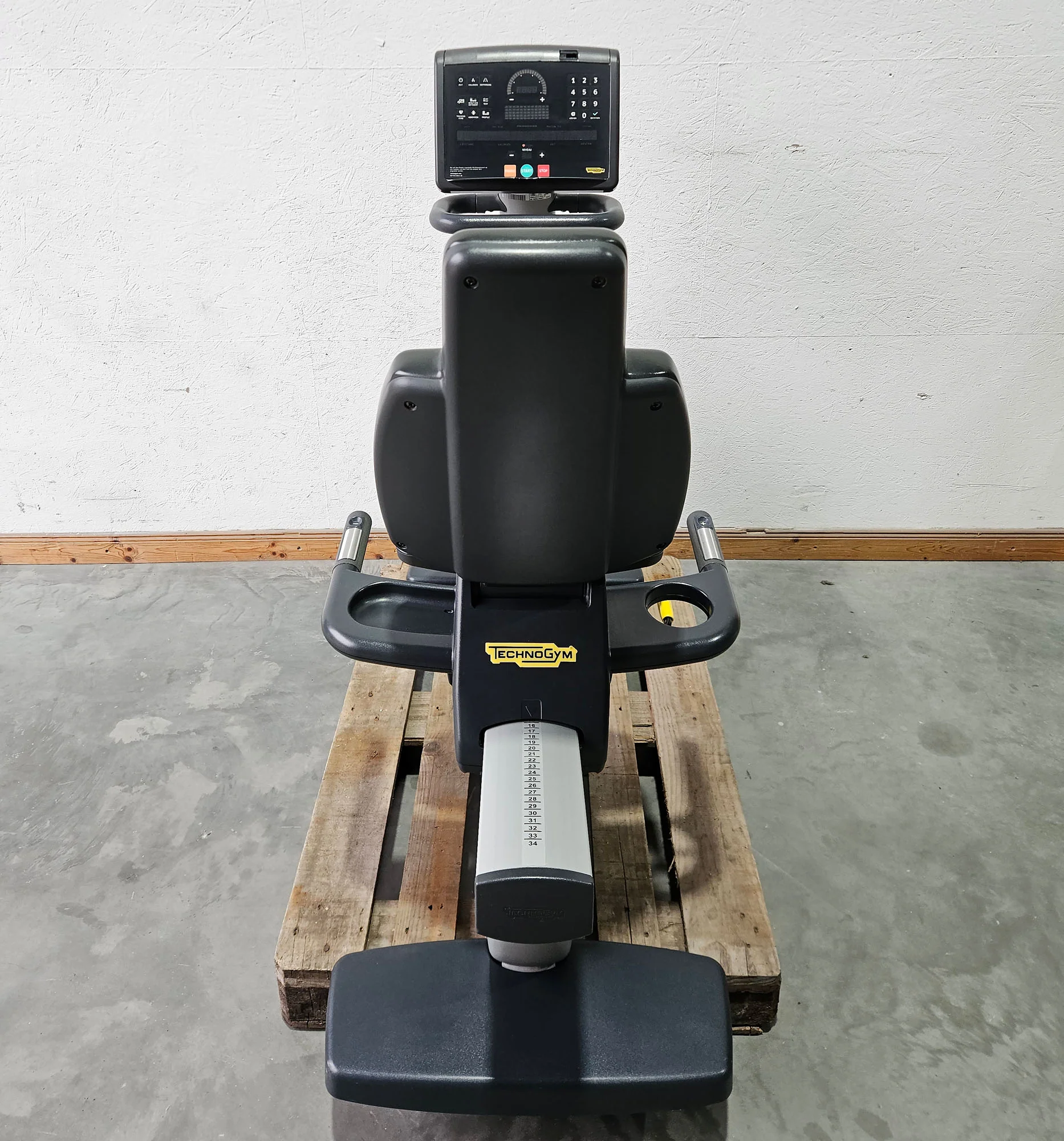 TechnoGym Recumbent Excite Line Recline 700, LED Display, verstellbare Pedalarme, mit Handpuls, Polster Schwarz, gebraucht - überholter Zustand - Image 4