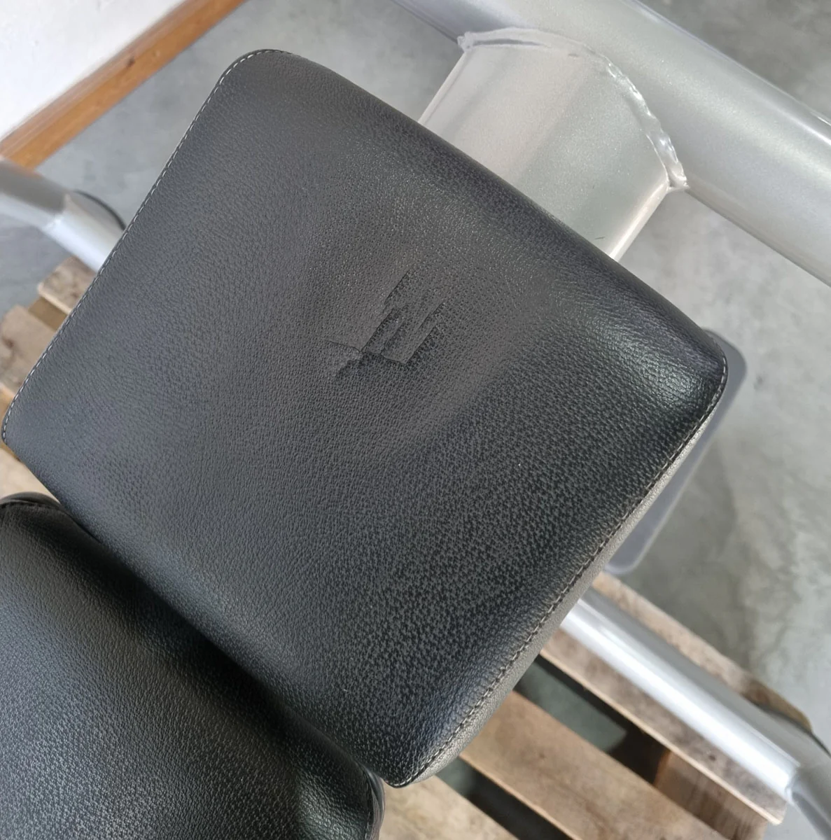 Technogym Schrägdrückerbank, Olympic Inclined Bench, Hantelbank Schrägbankdrücken, Rahmenfarbe Silber, Selection Line, gebraucht - überholter Zustand - Image 9