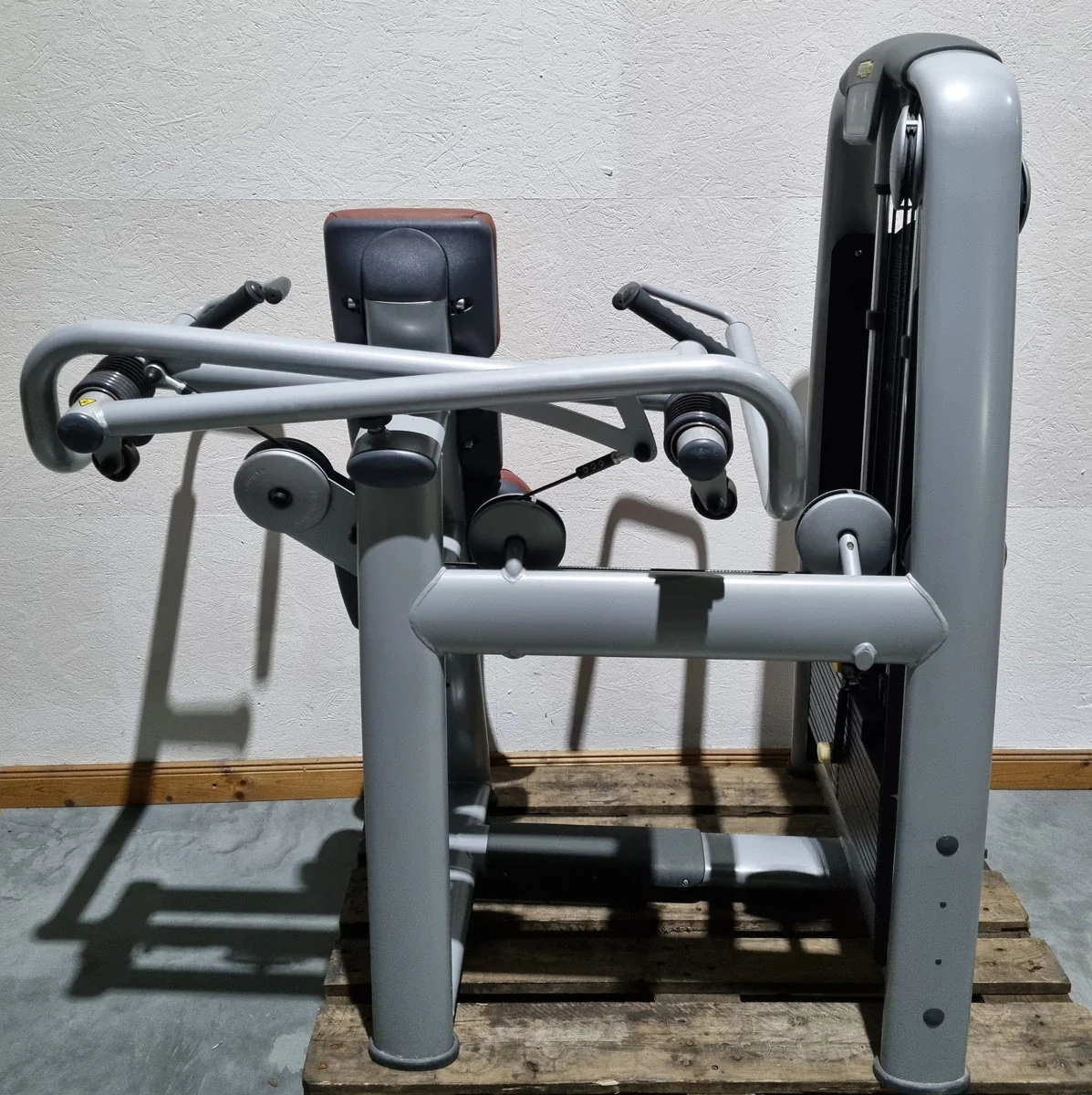 TechnoGym Schulterpresse, Shoulder Press, Selection Line - Rahmen Silber, Polster Braun, gebraucht - überholter Zustand - Image 4