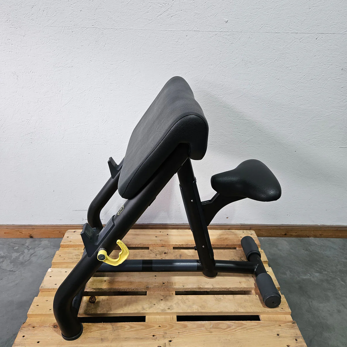TechnoGym Scottcurl Bank, Scott bench, Bizeps Trainingsbank, Farbe Schwarz, Polster Schwarz, gebraucht - geprüfter Zustand - Image 4