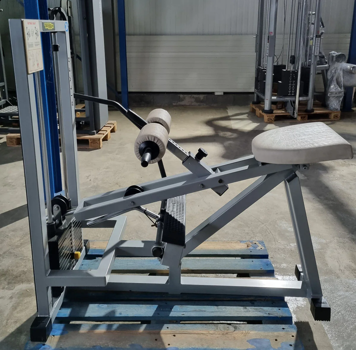 Technogym Seated Calf Sitting Wadenmaschine sitzend, Sitting Calf, Silverline, Oldschool, Rahmenfarbe Silber, gebraucht mit Gebrauchsspuren - Image 6