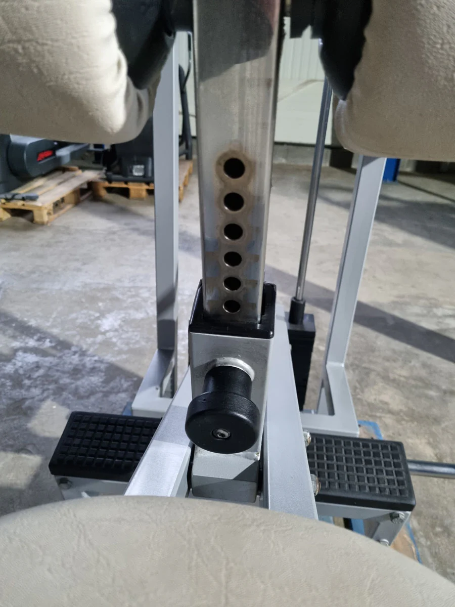 Technogym Seated Calf Sitting Wadenmaschine sitzend, Sitting Calf, Silverline, Oldschool, Rahmenfarbe Silber, gebraucht mit Gebrauchsspuren - Image 9
