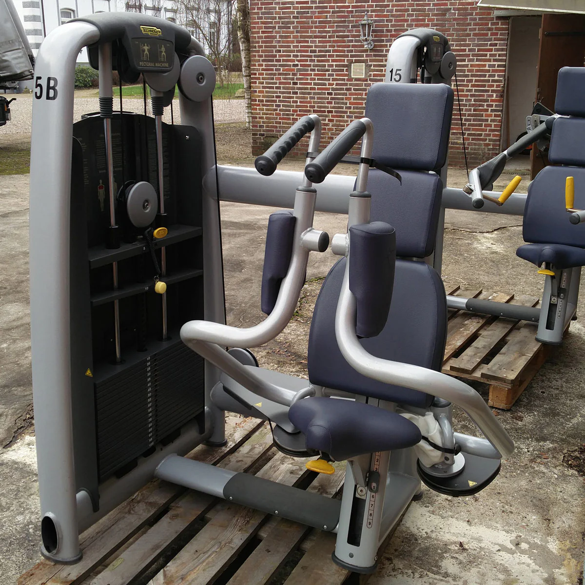 TechnoGym Selection Line Kraftgeräte Set-/Park mit 10 Fitnessgeräten, weitere Geräte auf Wunsch, gebraucht, geprüft und aufbereitet - Image 5