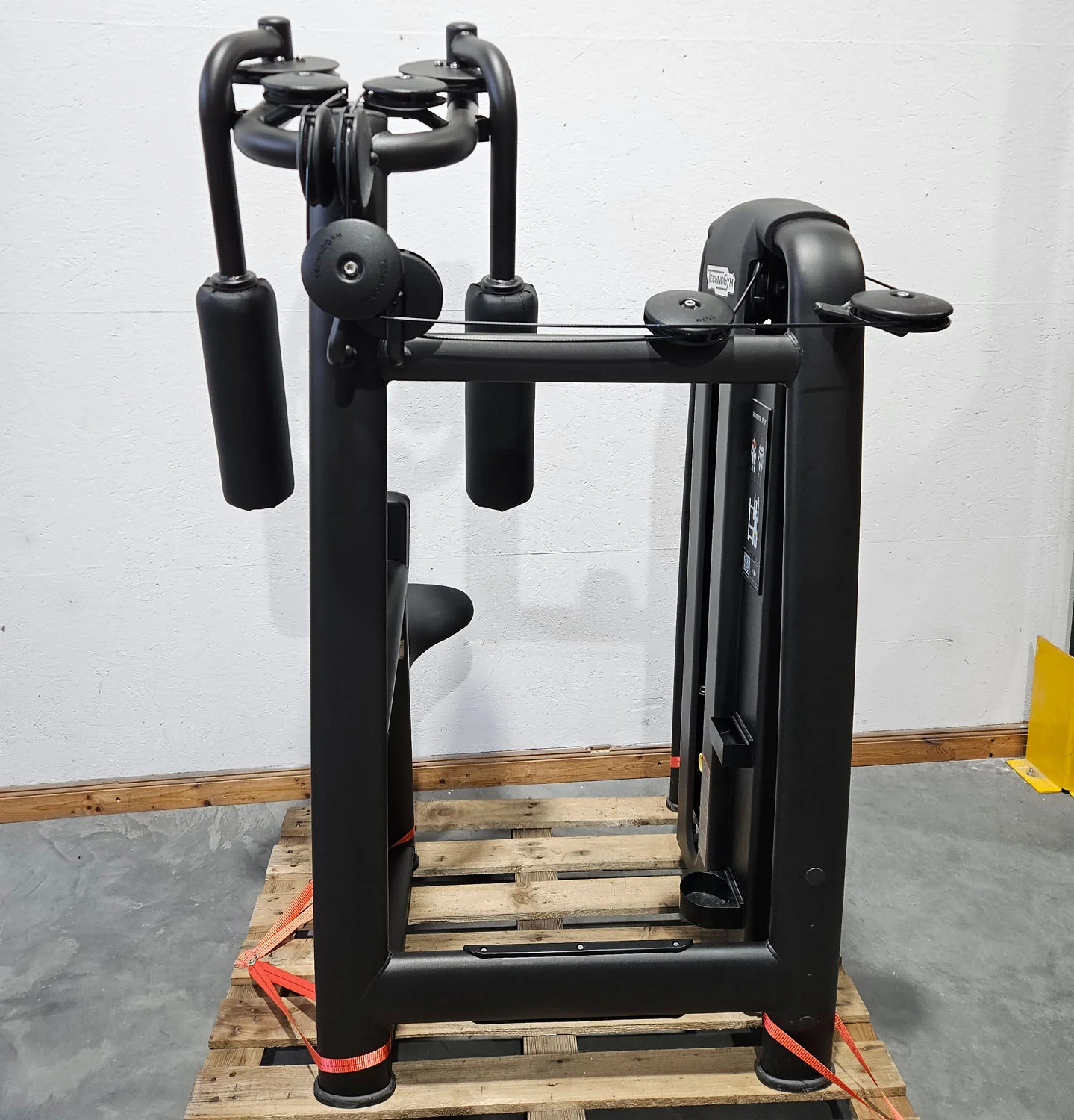 Technogym Selection Pro Reverse Fly, Butterfly Reverse, Rear Delt, Farbe Schwarz, gebraucht, überholter Zustand - Image 4