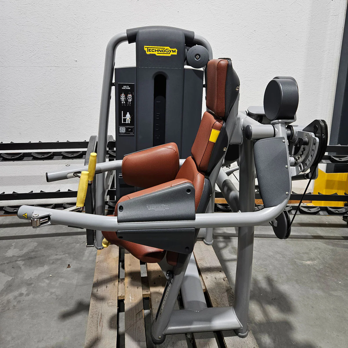Technogym Selection Pro Seitheben, Delts Machine Kraftgerät für Schultertraining, Lateral Raise, Rahmenfarbe Silber, gebraucht - überholter Zustand - Image 3