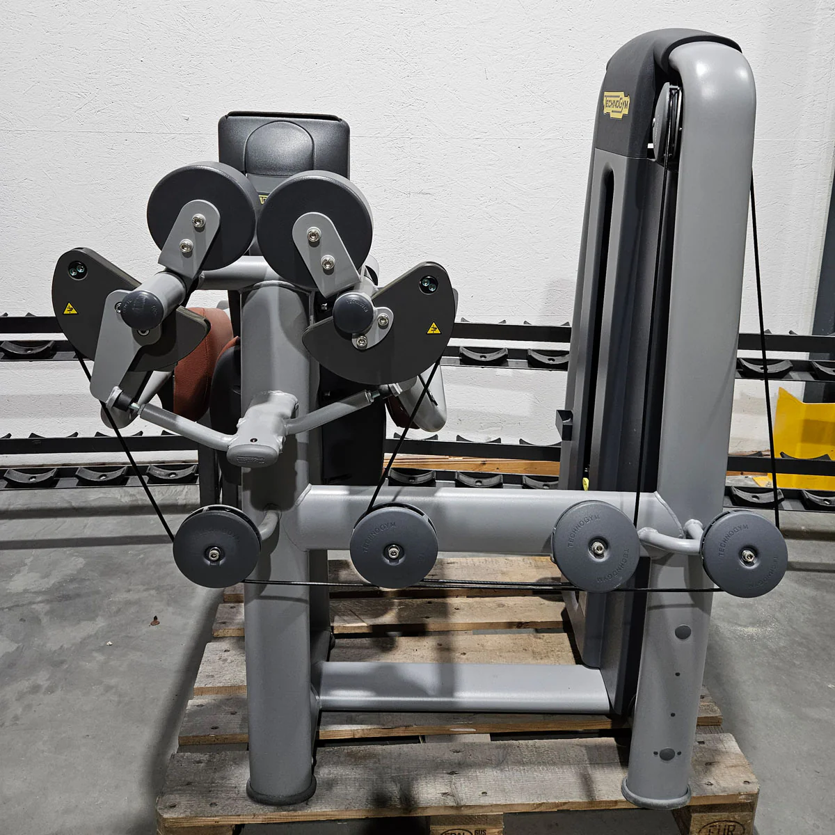 Technogym Selection Pro Seitheben, Delts Machine Kraftgerät für Schultertraining, Lateral Raise, Rahmenfarbe Silber, gebraucht - überholter Zustand - Image 4