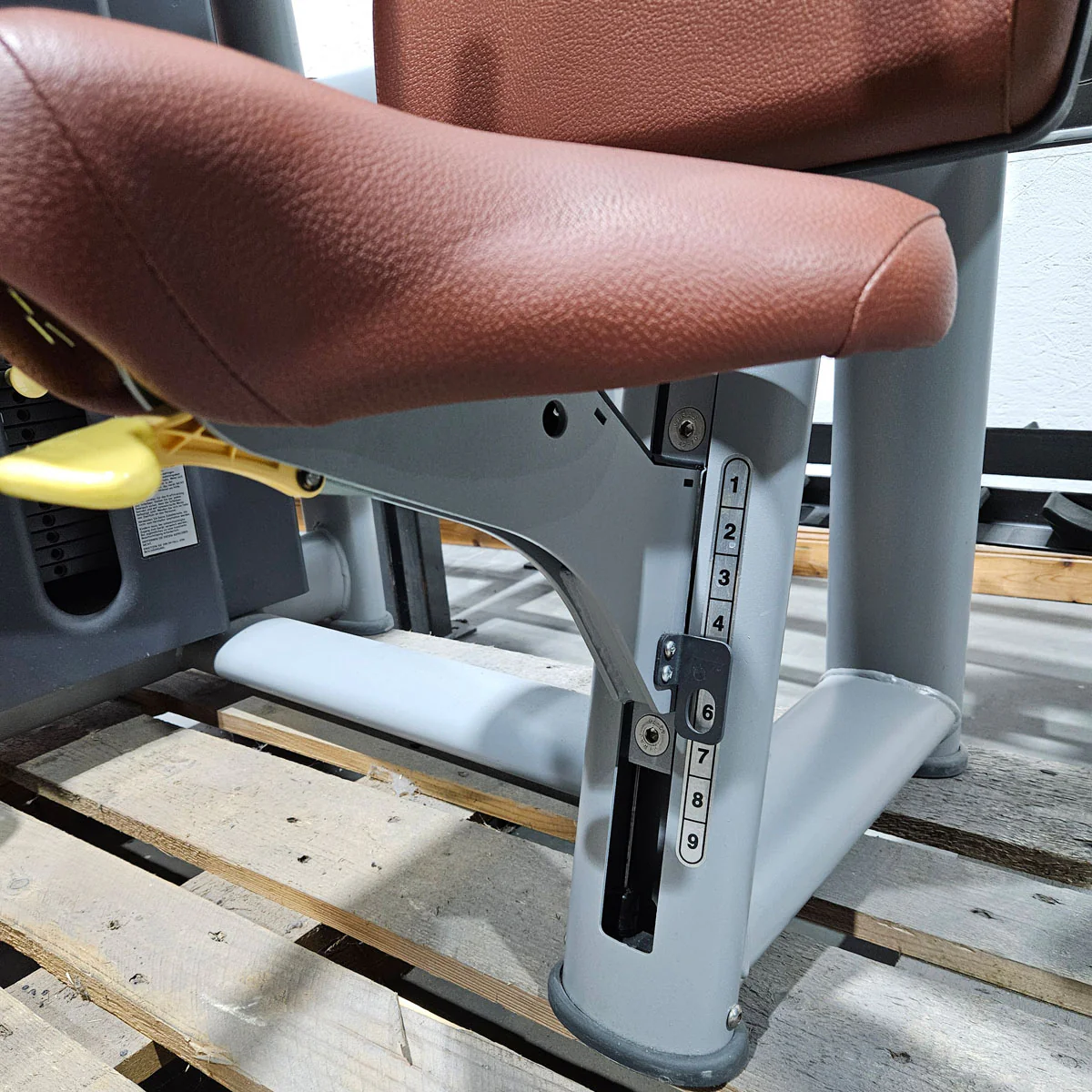 Technogym Selection Pro Seitheben, Delts Machine Kraftgerät für Schultertraining, Lateral Raise, Rahmenfarbe Silber, gebraucht - überholter Zustand - Image 6