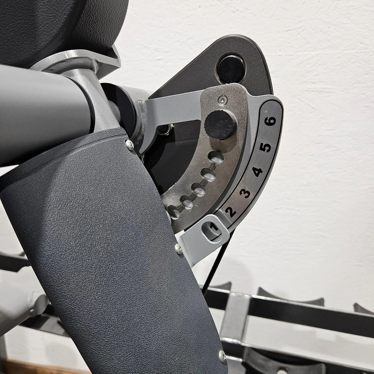 Technogym Selection Pro Seitheben, Delts Machine Kraftgerät für Schultertraining, Lateral Raise, Rahmenfarbe Silber, gebraucht - überholter Zustand - Image 7