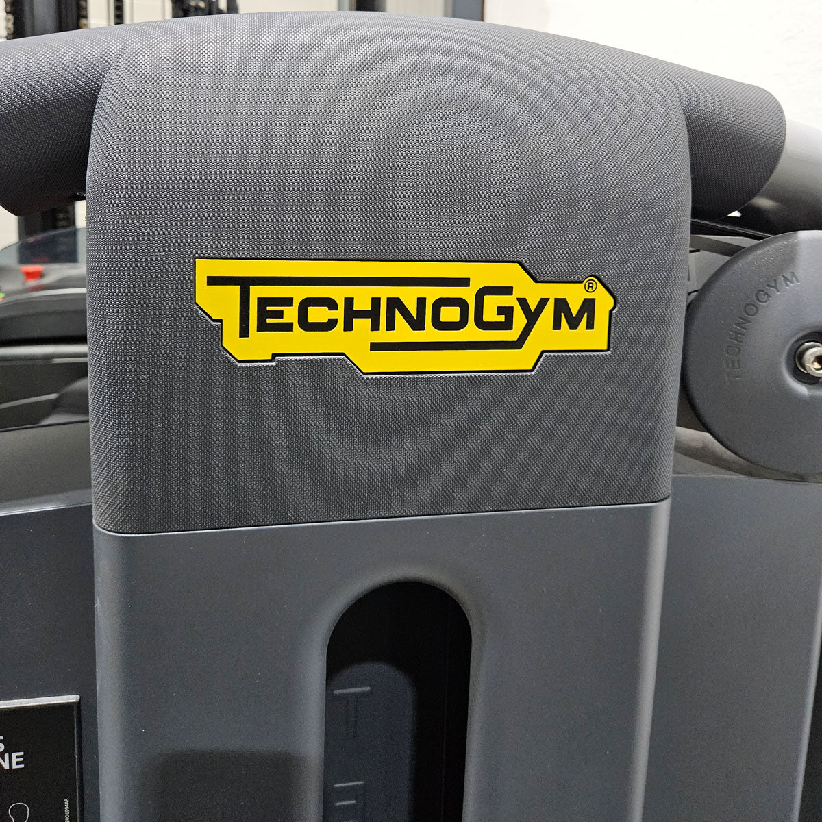 Technogym Selection Pro Seitheben, Delts Machine Kraftgerät für Schultertraining, Lateral Raise, Rahmenfarbe Silber, gebraucht - überholter Zustand - Image 9