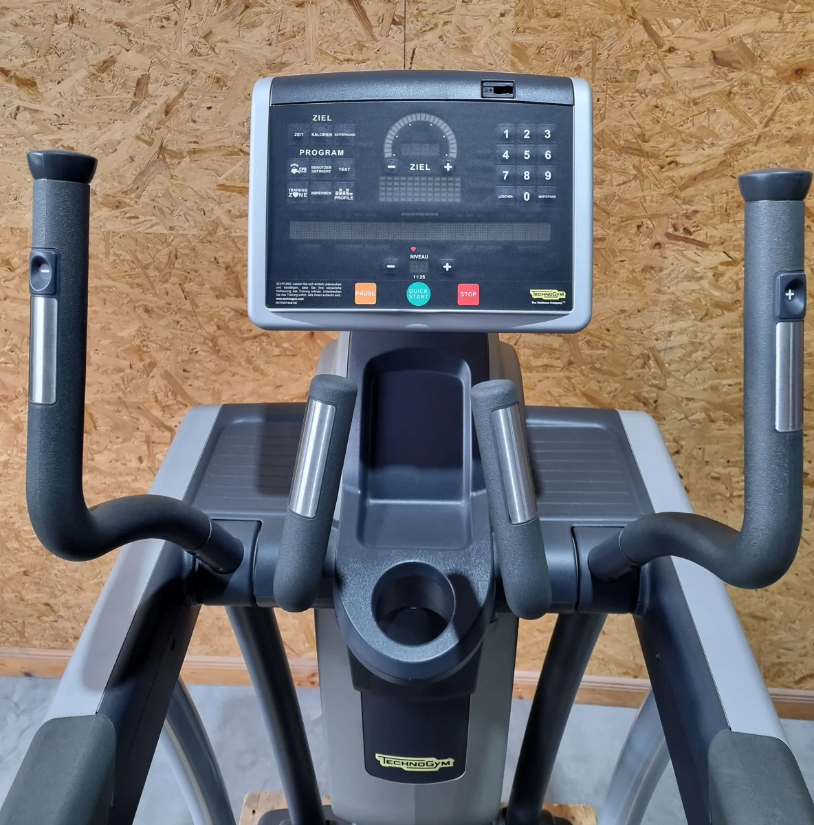 Technogym Vario Crosstrainer Excite+ Line, LED Konsole, variable Schrittlänge Ellipsentrainer, gebraucht - überholter Zustand - Image 7