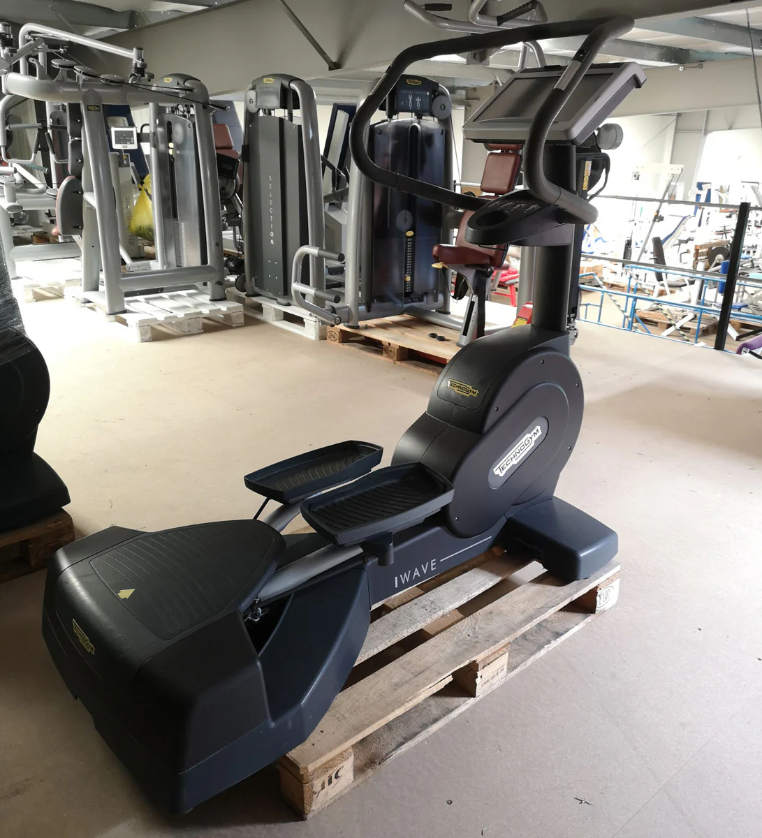 Technogym Wave Excite Line Stepper / Inliner / Ski / Ellipsentrainer, Touch Display, gebraucht - überholter Zustand - Image 2